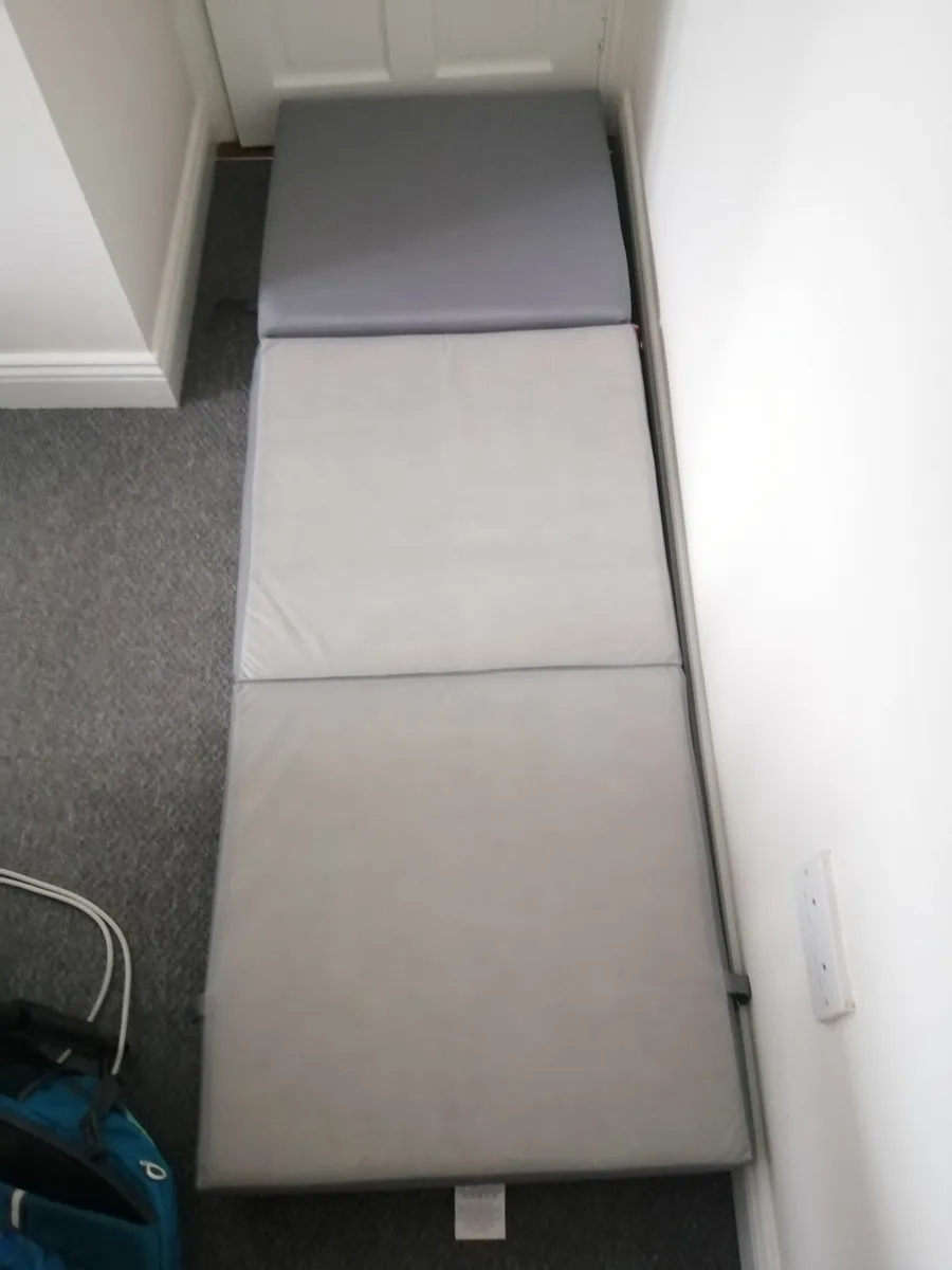 Cube foldup bed - Image 1