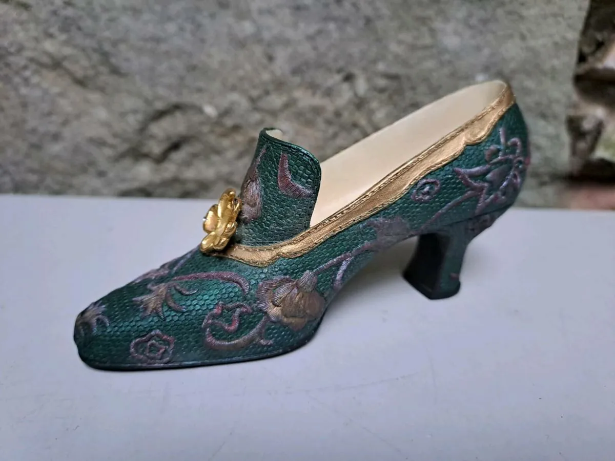 Green ornamental shoe Free - Image 1