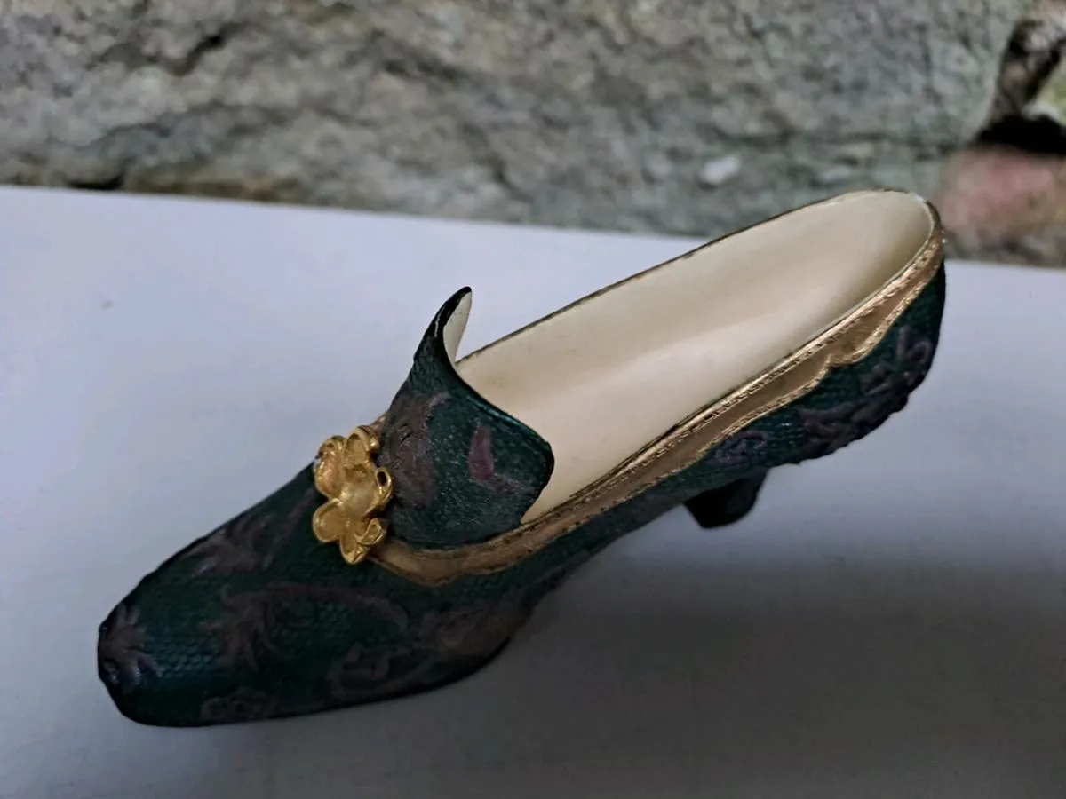 Green ornamental shoe Free - Image 2