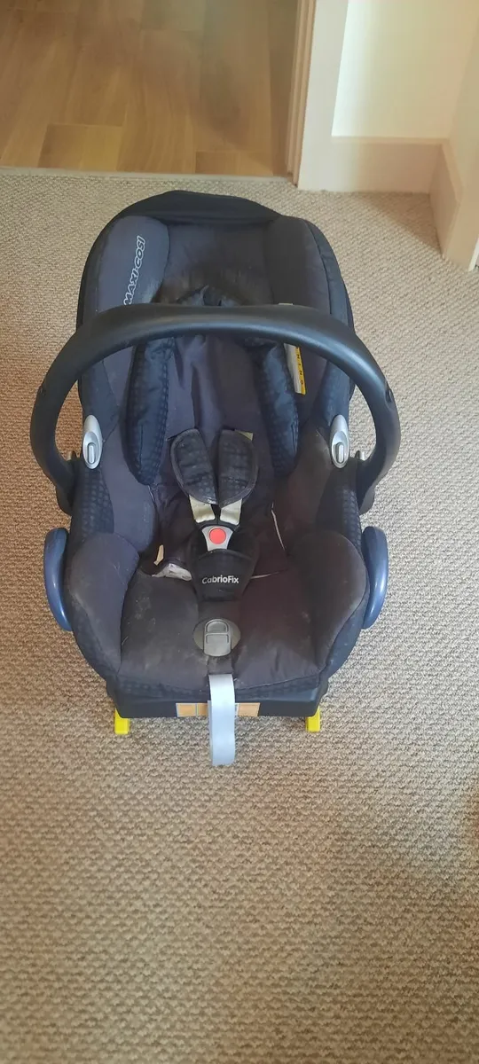 Maxi cosi car seat with isofix base - Image 1