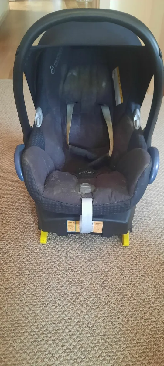 Maxi cosi car seat with isofix base - Image 2