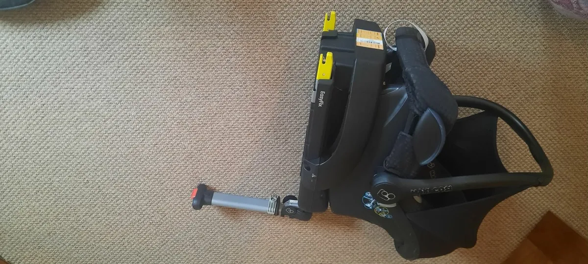 Maxi cosi car seat with isofix base - Image 3