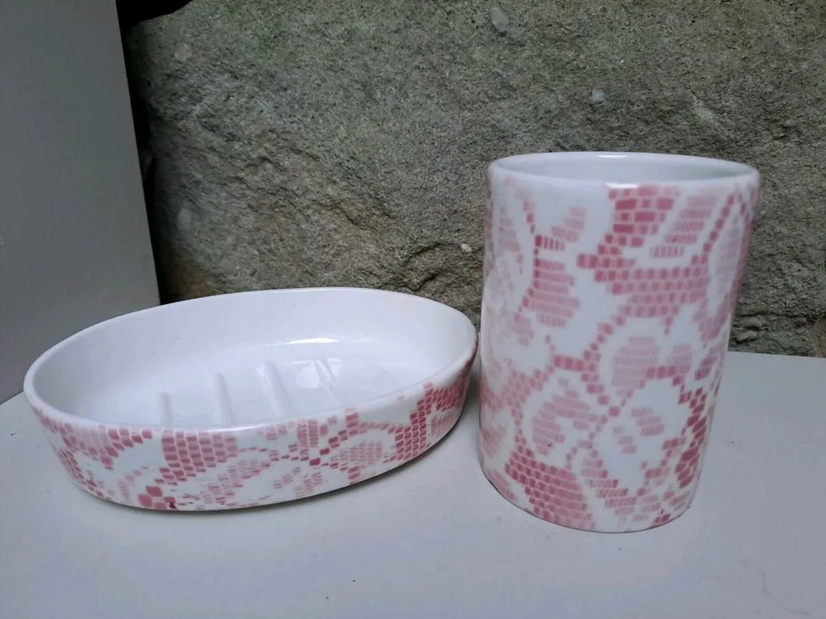 Flamingo pink bathroom items - Image 1