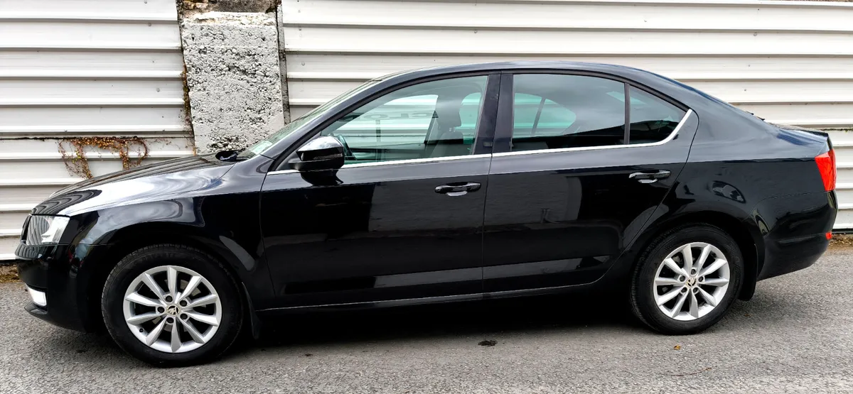 SKODA OCTAVIA 2015 LOW KILOMETRES - Image 3