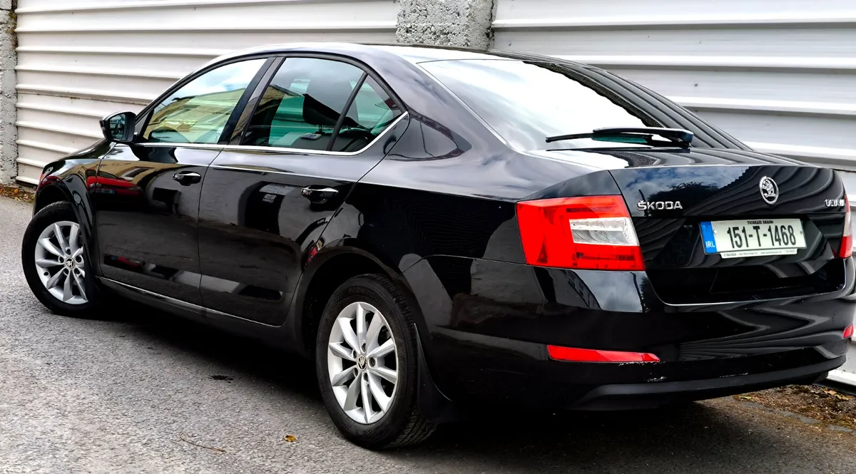 SKODA OCTAVIA 2015 LOW KILOMETRES - Image 4