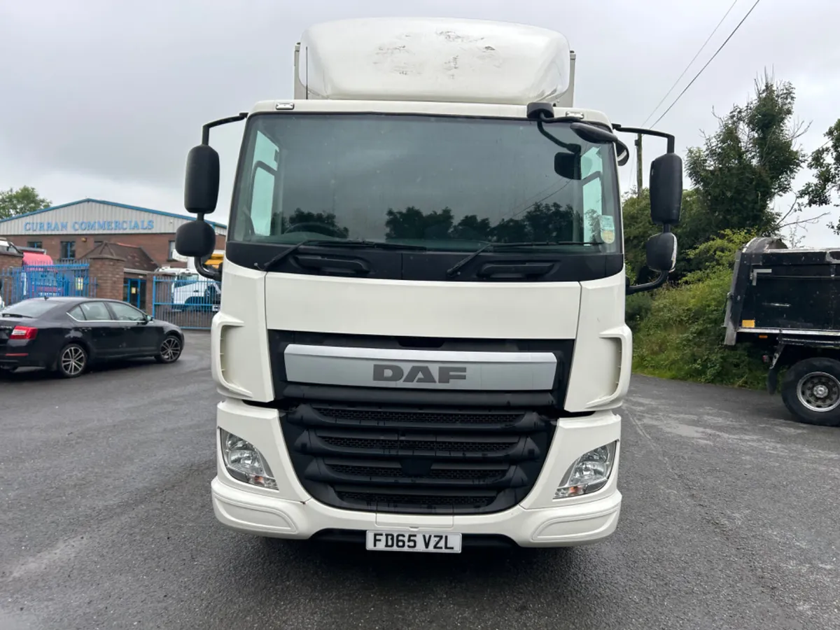 2016 Daf cf 220 4x2 18 ton Curtainsider tail lift - Image 2