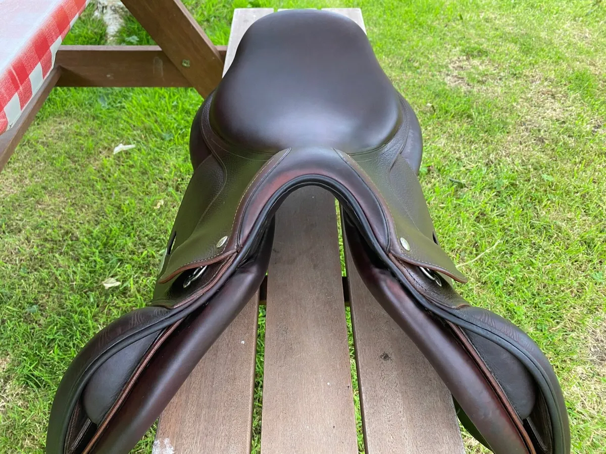 Meyer 16.5” perfect condition jumping saddle - Image 2