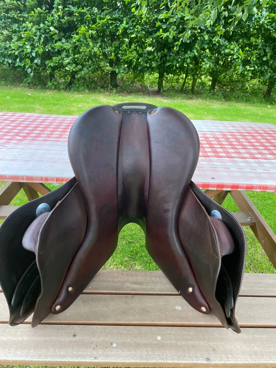 Meyer 16.5” perfect condition jumping saddle - Image 3