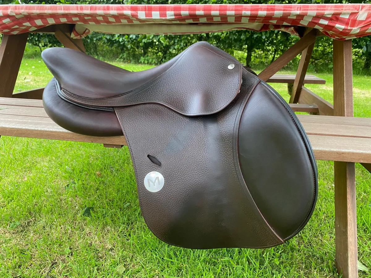 Meyer 16.5” perfect condition jumping saddle - Image 1