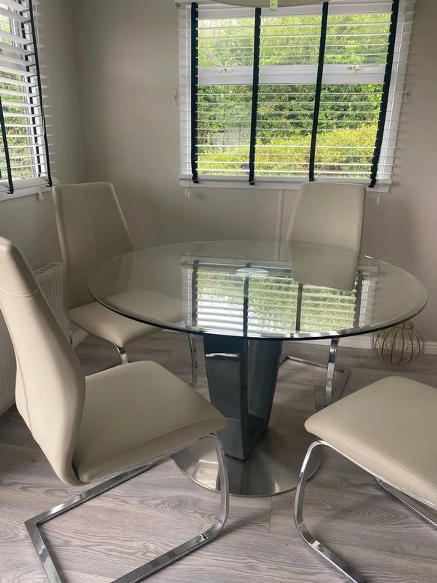 Table and chairs - Image 1