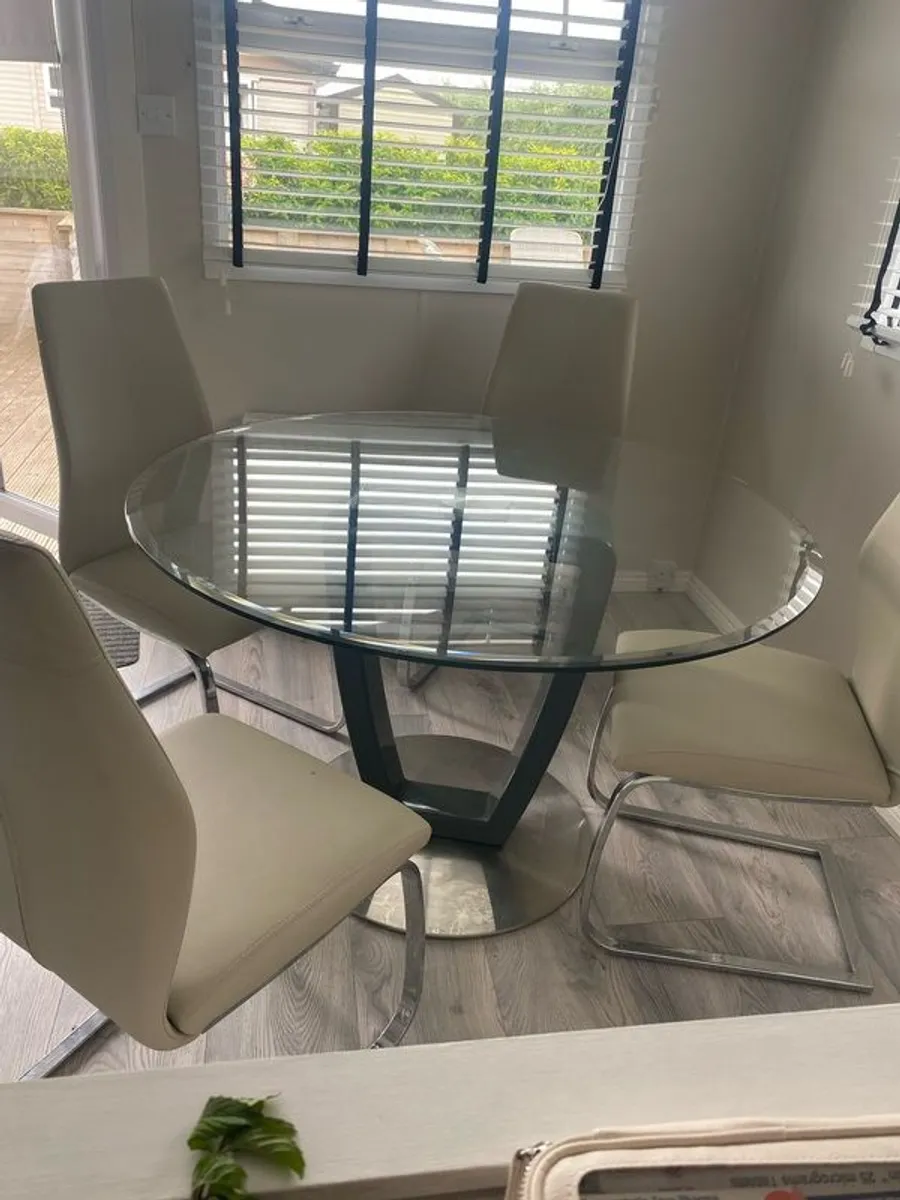 Table and chairs - Image 2