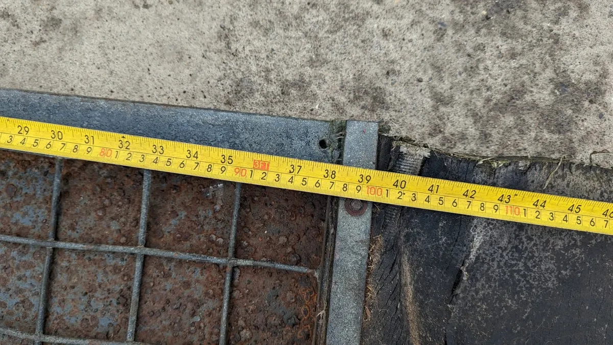 Galvanized mesh gate with rubber - Image 1