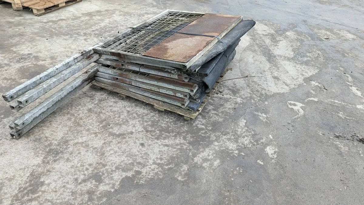 Galvanized mesh gate with rubber - Image 3