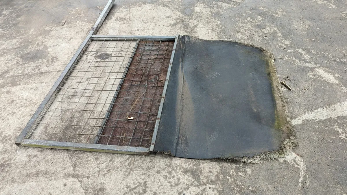 Galvanized mesh gate with rubber - Image 4