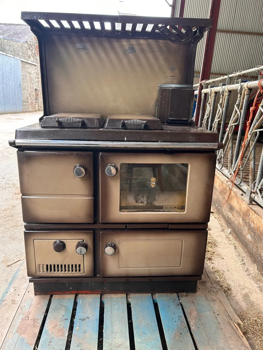 Stanley Solid Fuel Range and Cast Iron Bath - Image 1