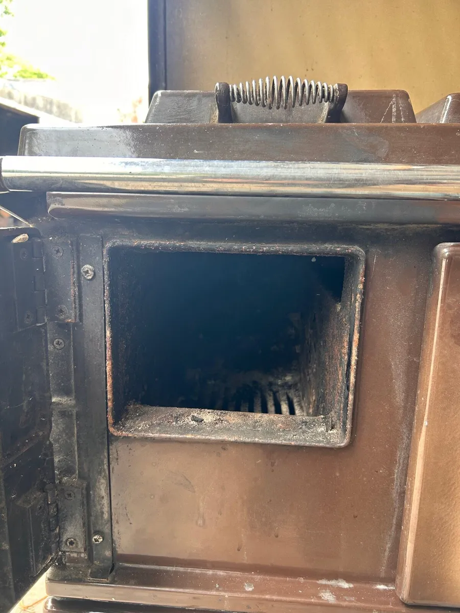 Stanley Solid Fuel Range and Cast Iron Bath - Image 4
