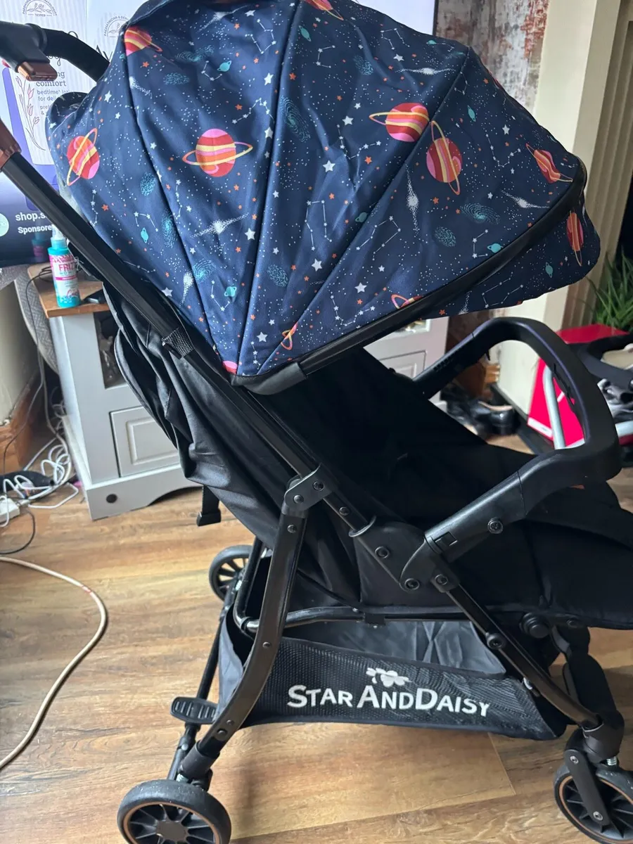 Stars & daisys  light stroller - Image 1