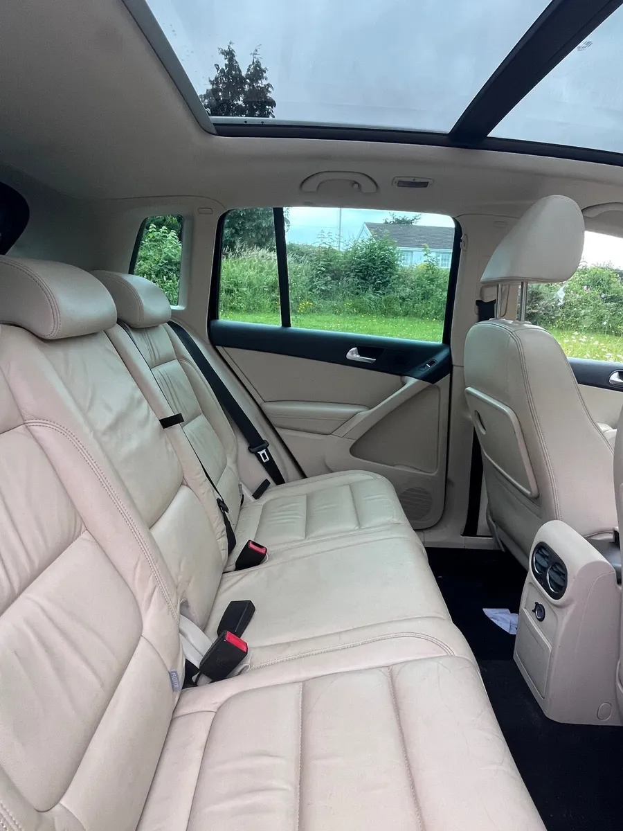 Volkswagen Tiguan 2010 - Image 2