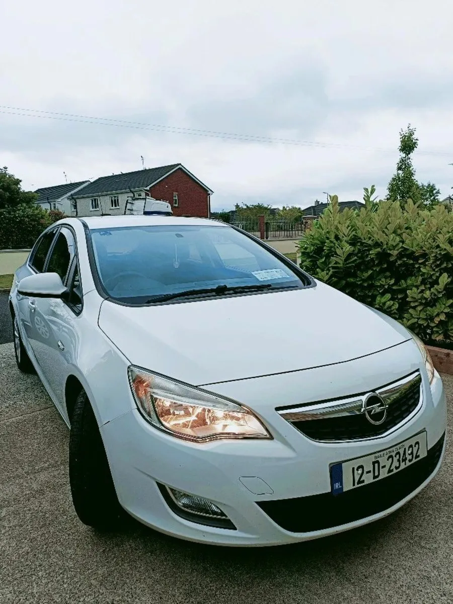 Opel Astra 2012 - Image 1