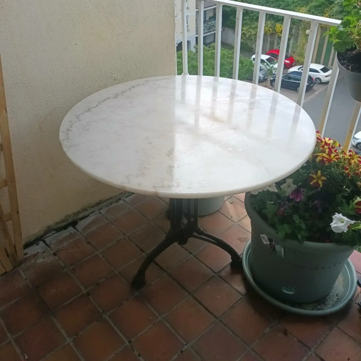 Marble outdoor coffee table - Image 1