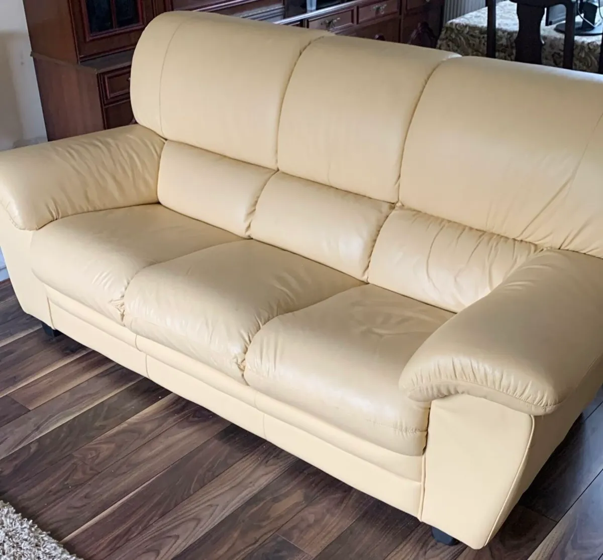 Three piece suite - Image 1