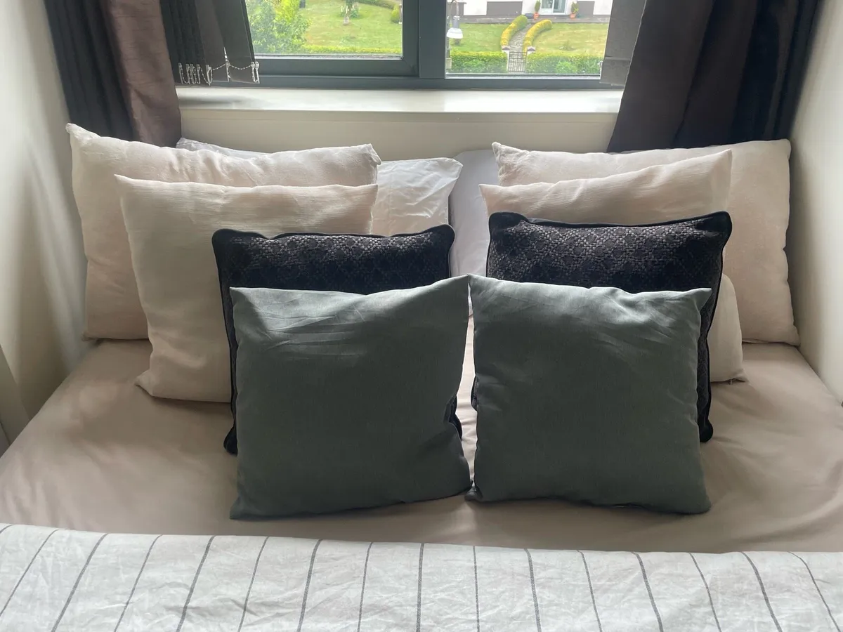 8 cushions - Image 1