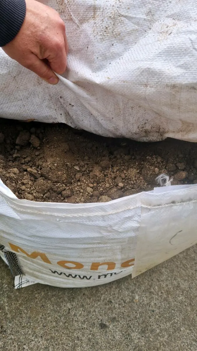 1 tonne bag of quality treated top soil - Image 3