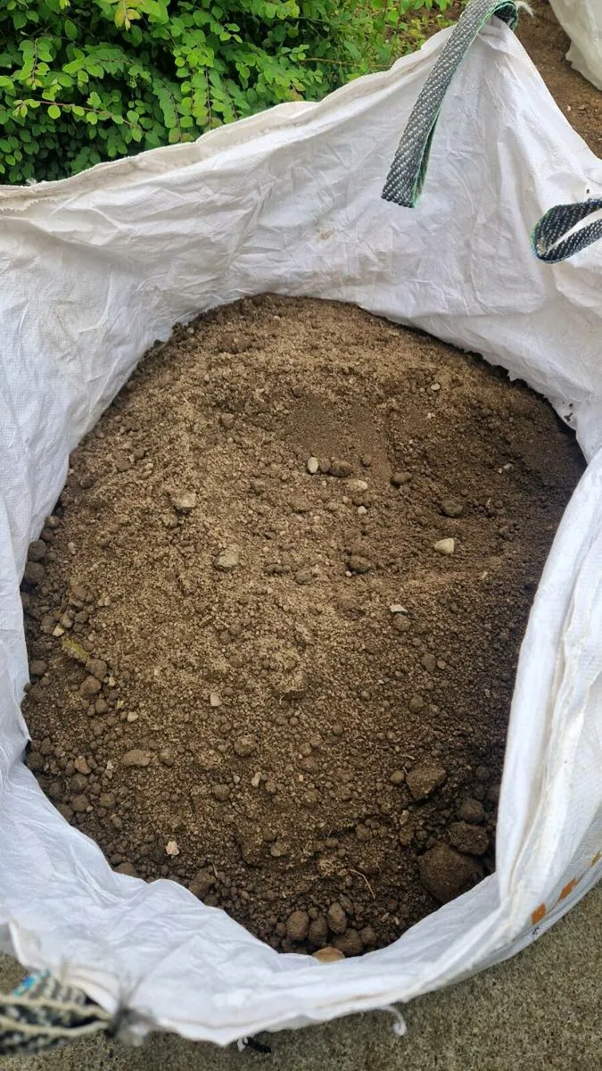 1 tonne bag of quality treated top soil - Image 4