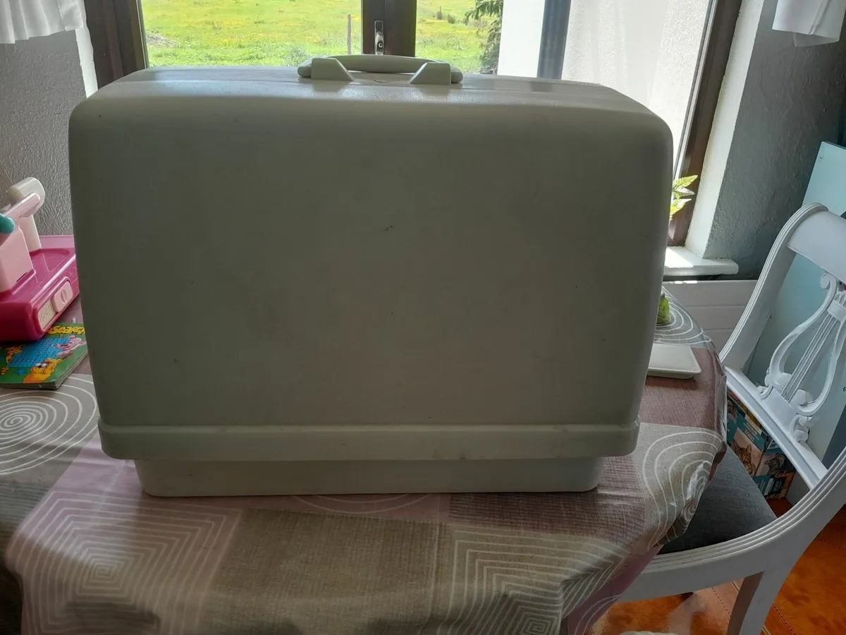 Sewing machine - Image 3
