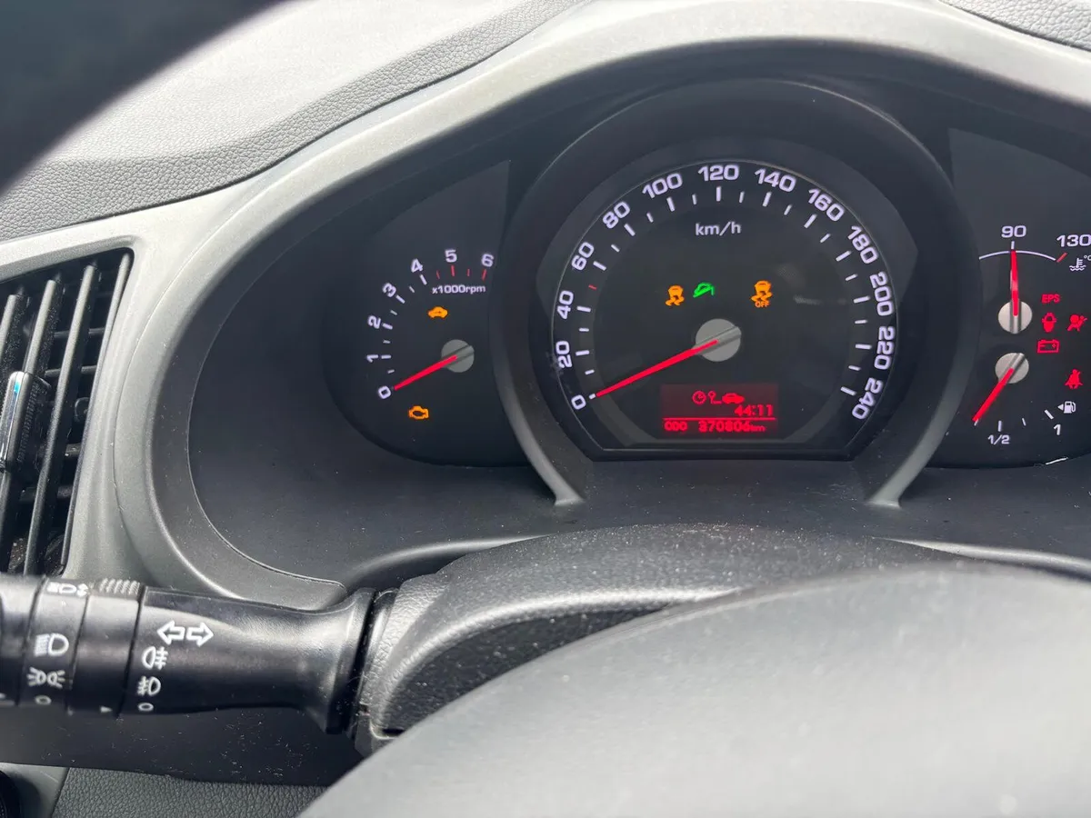 Kia Sportage 2011  TRADE   SALE - Image 4