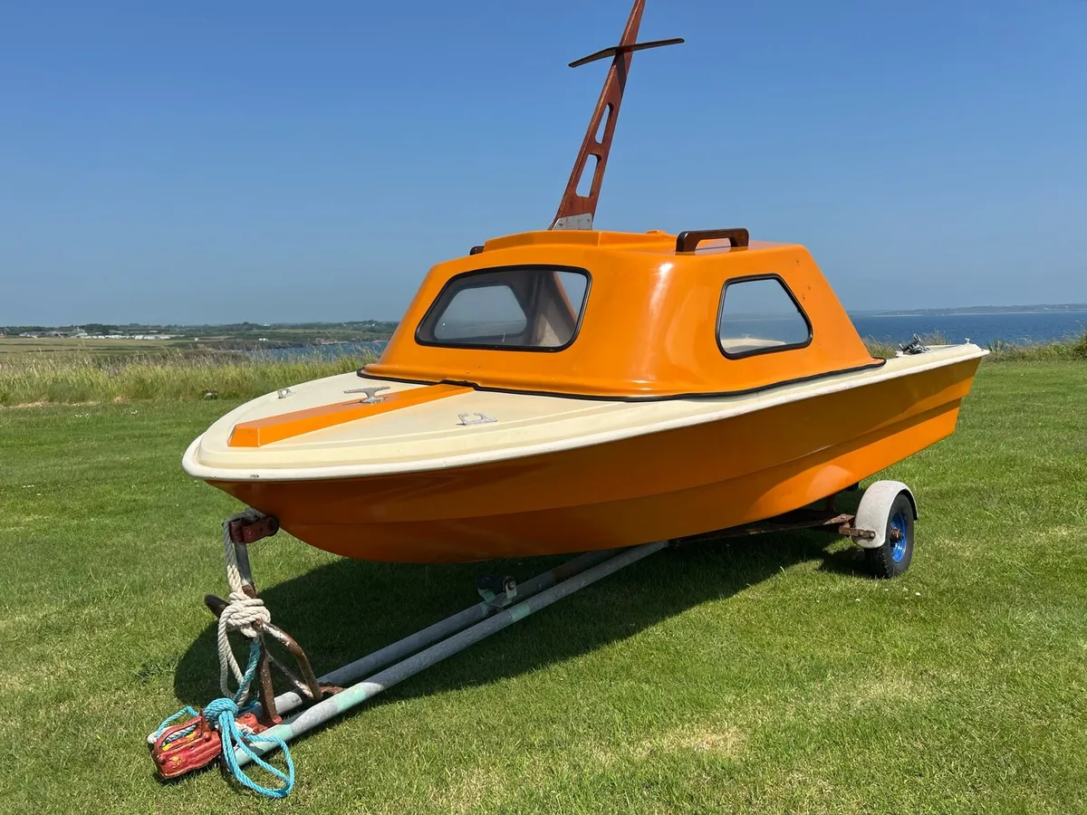 Beautiful 14 foot fibreglass boat - Image 1