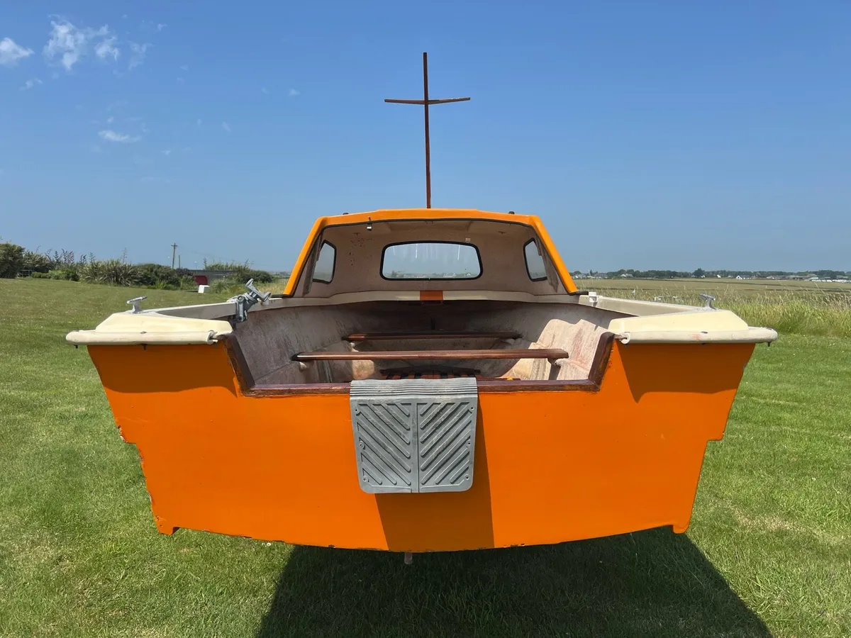 Beautiful 14 foot fibreglass boat - Image 3