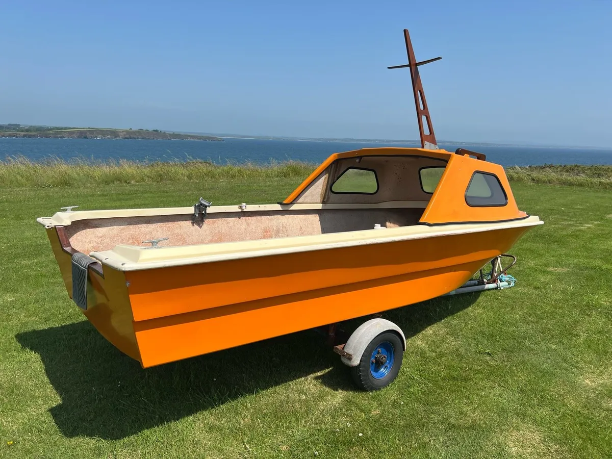Beautiful 14 foot fibreglass boat - Image 4