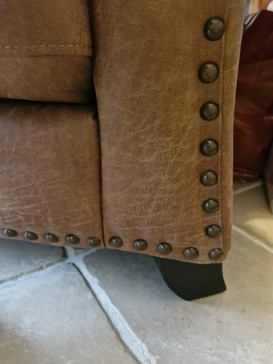 3 seater couch in perfect condition for sale - Image 2