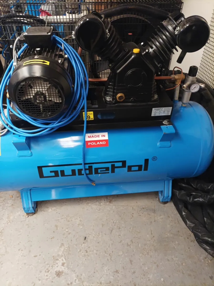 AIR COMPRESSOR