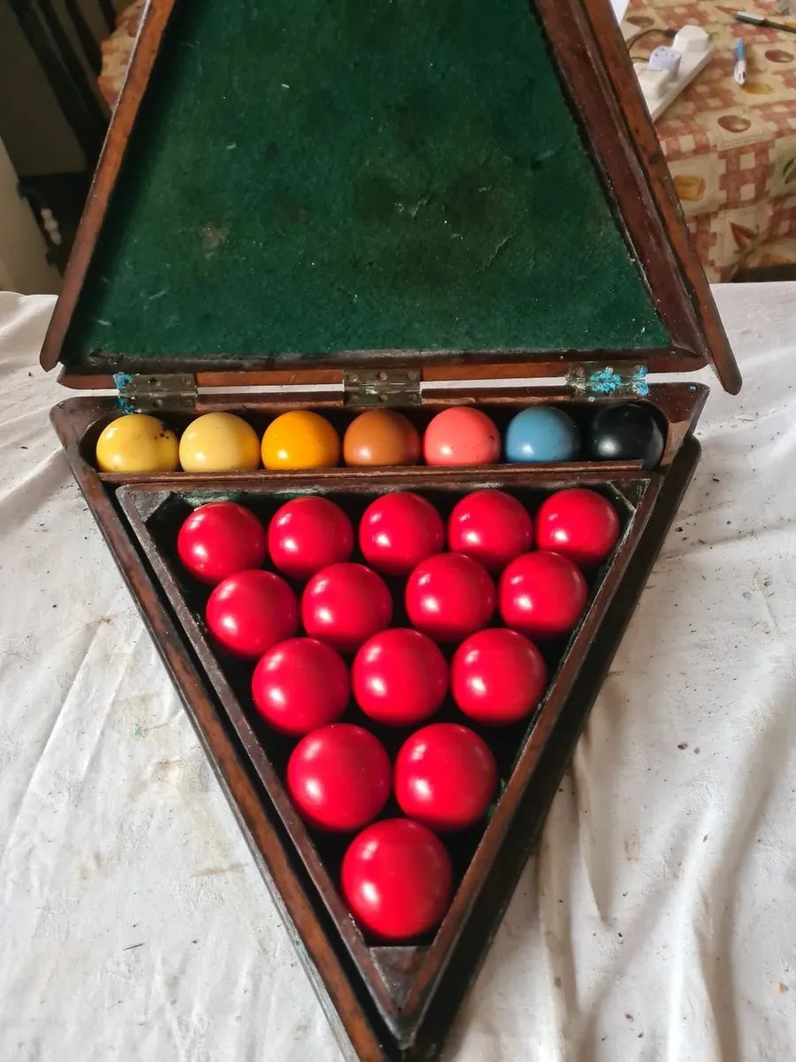Snooker balls in original old world wooden box - Image 1