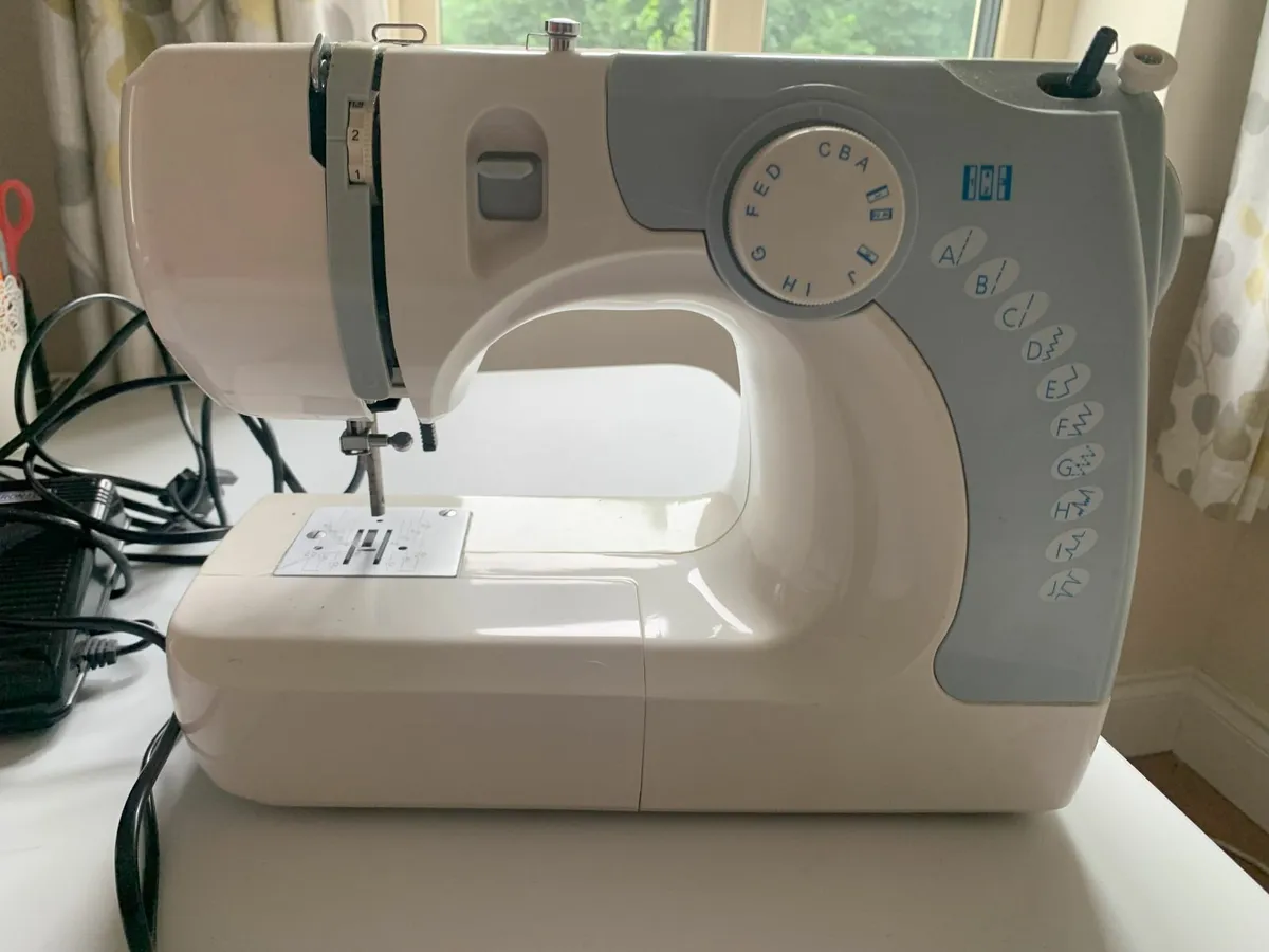 FREE - Sewing Machine - it works - I don't need it - Image 4