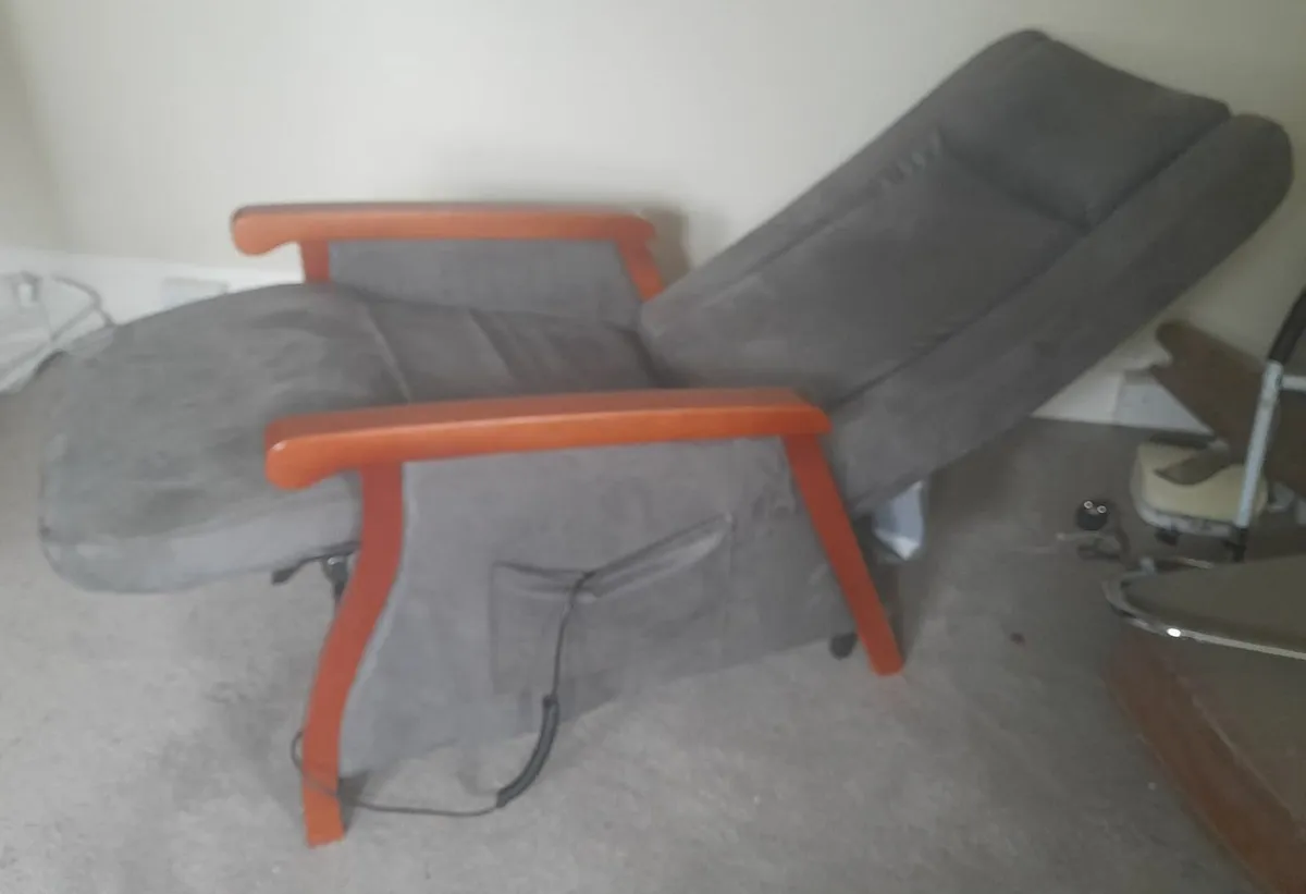 Herdegen electric lift chair. Free Delivery - Image 4