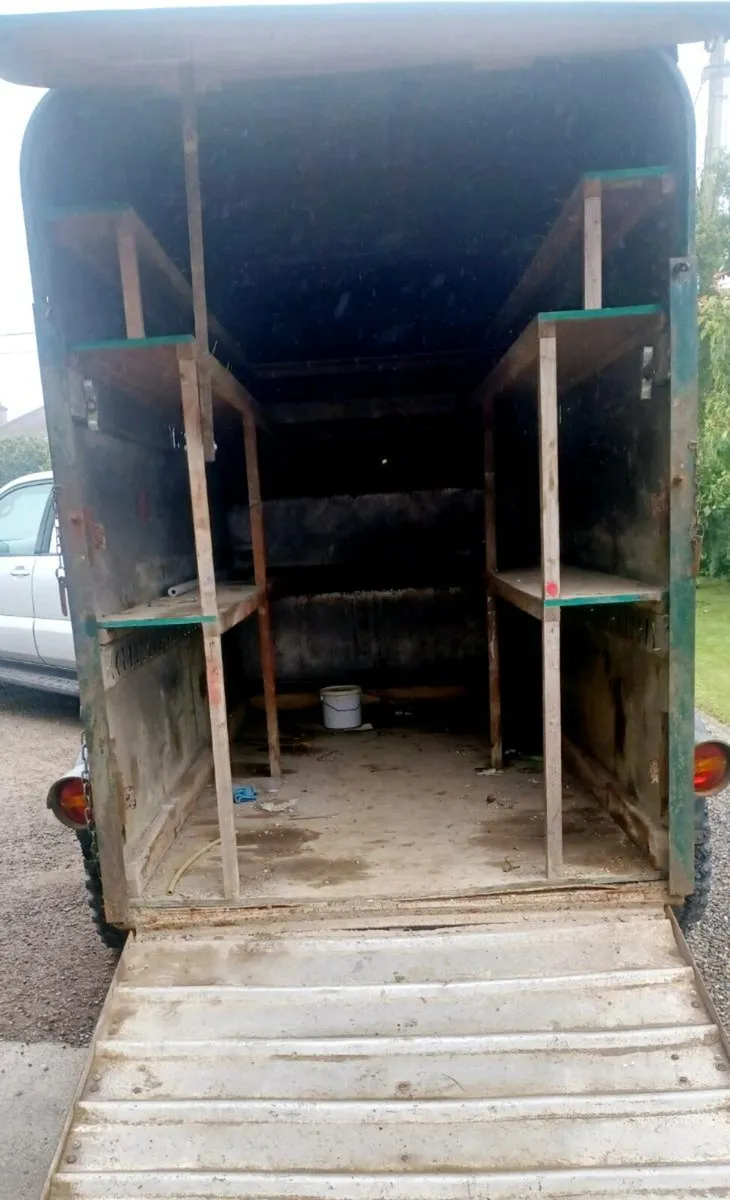 Cattle trailer suitable as mobile workshop - Image 3