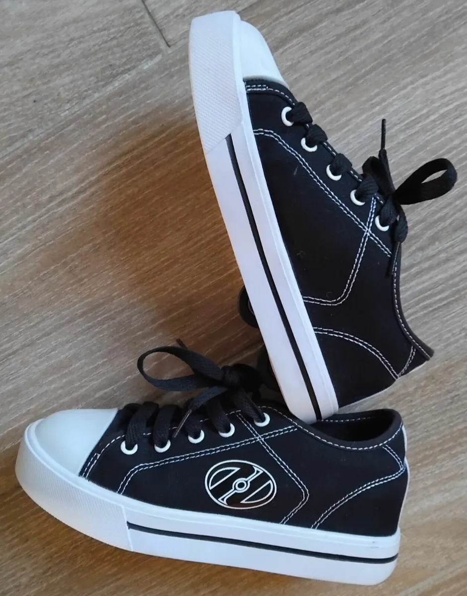 Heely Skate Shoes, Size UK2 - Image 1