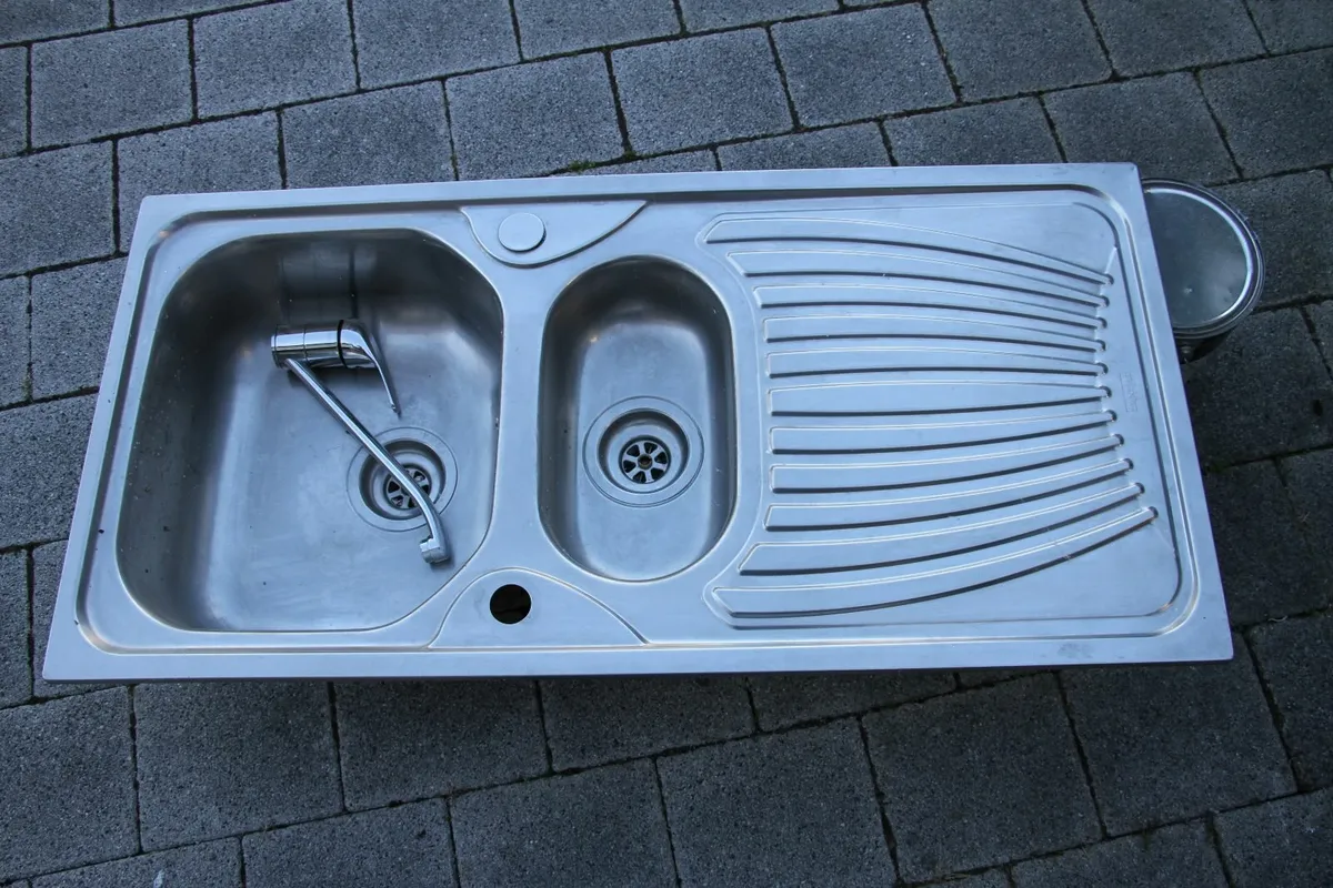 Kitchen sinks - Image 1