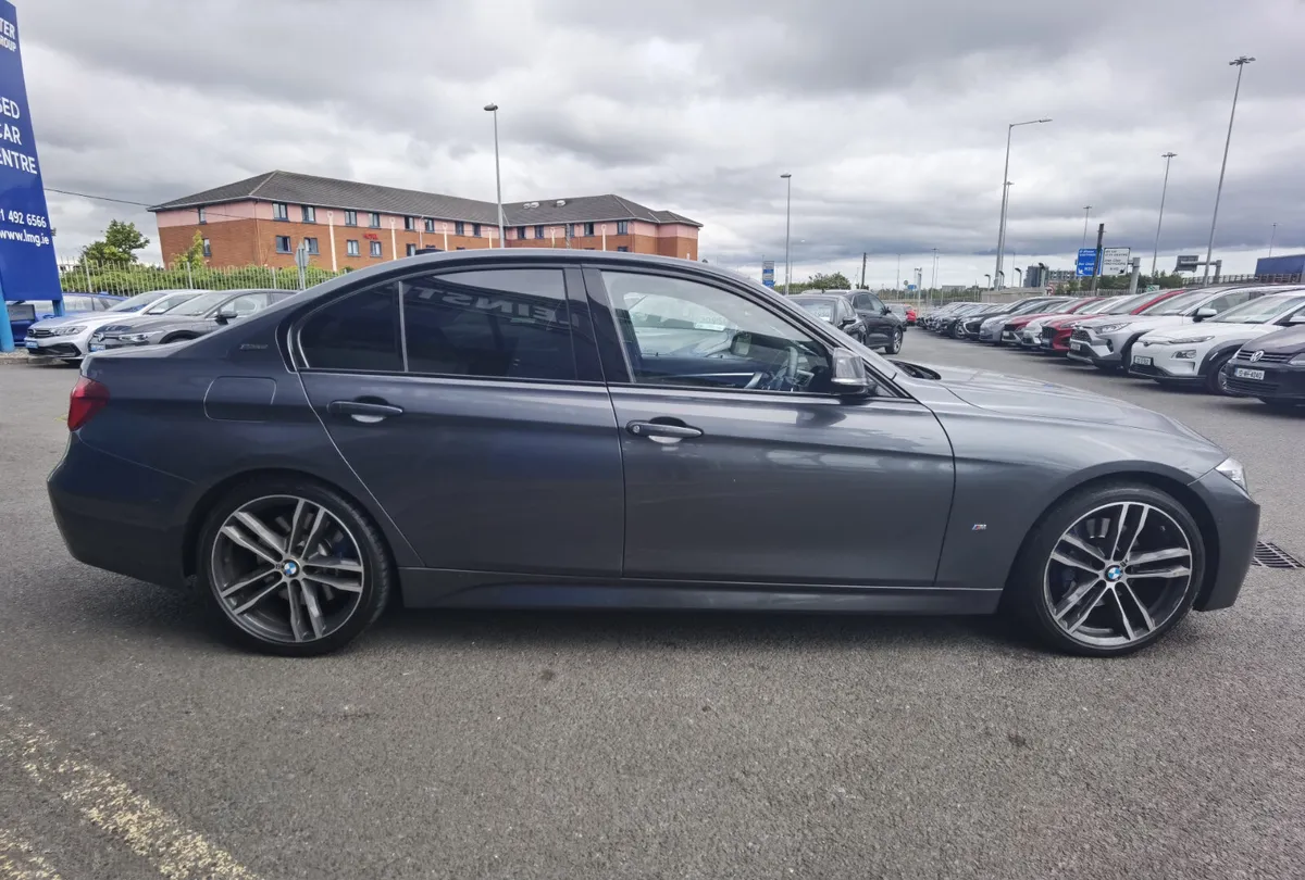 BMW 330E M SPORT SHADOW EDITION **HARMON/KARDON** - Image 4