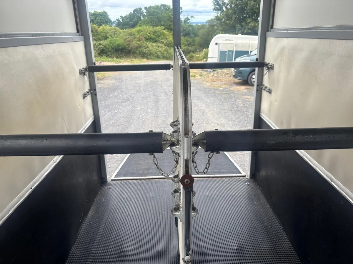 HB506 horse box - Image 1