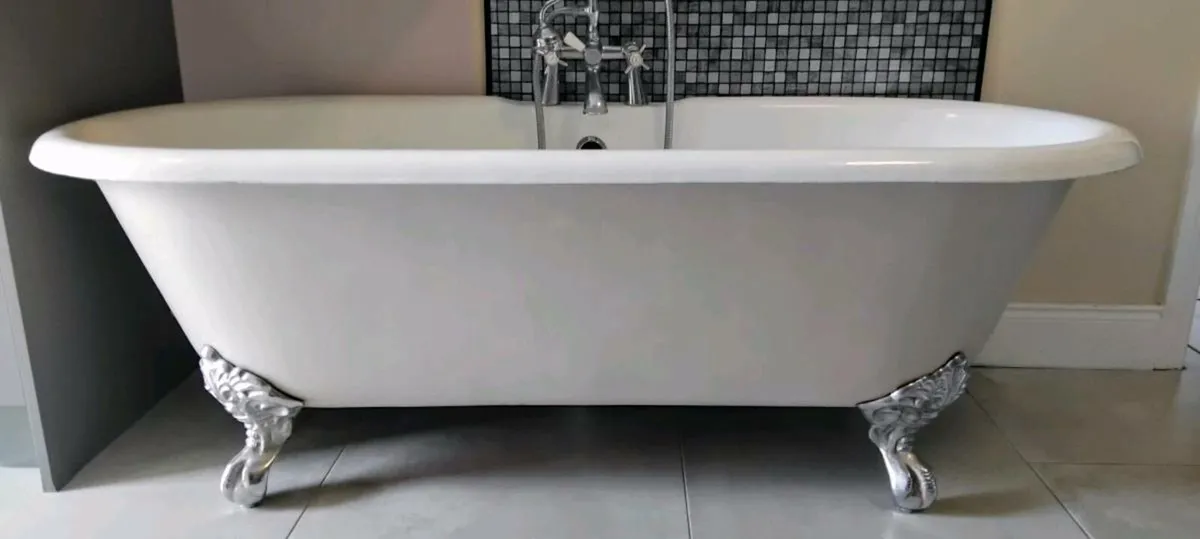 Cast iron bath - Image 1