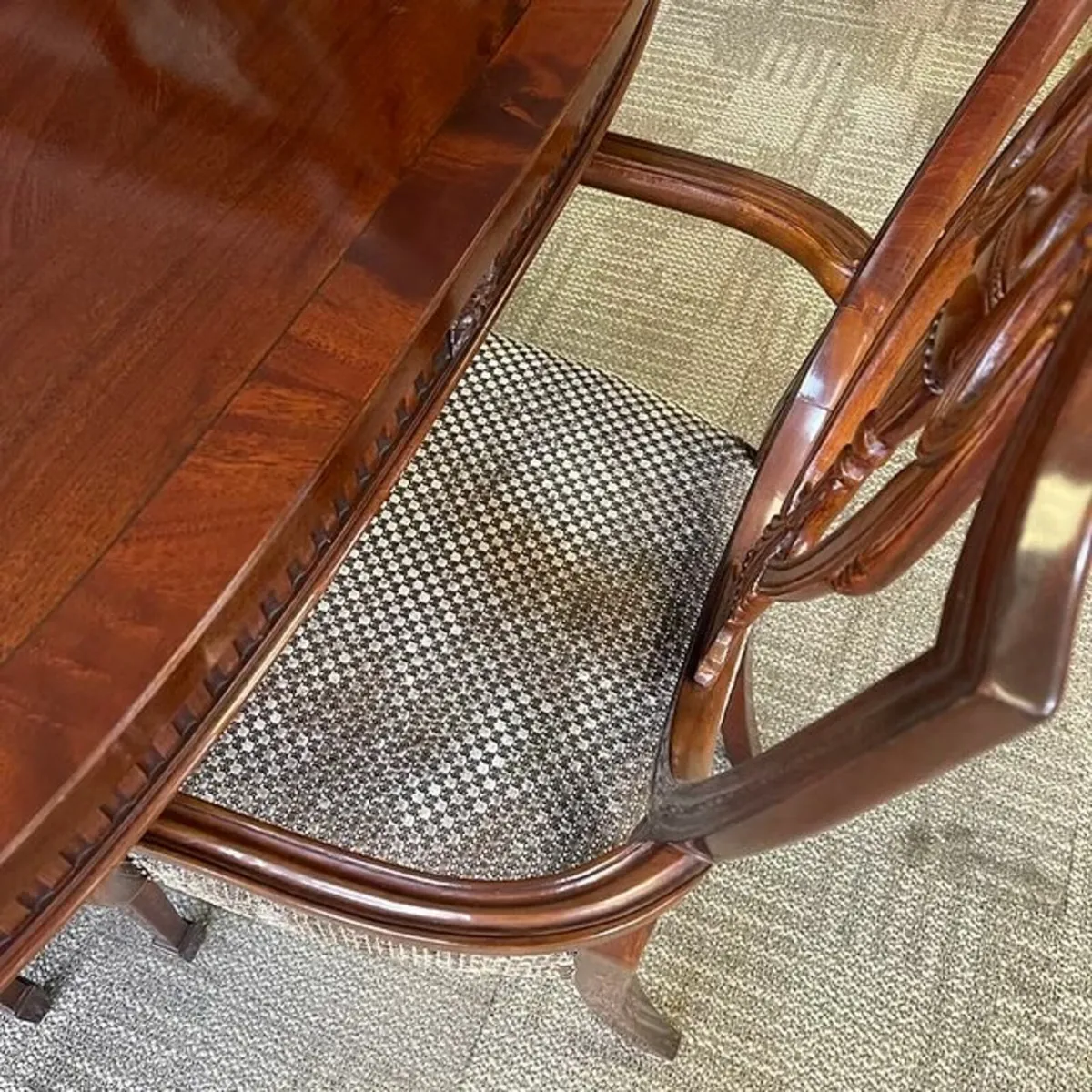 Fabulous mahogany extendable dining table & 14 hig - Image 2