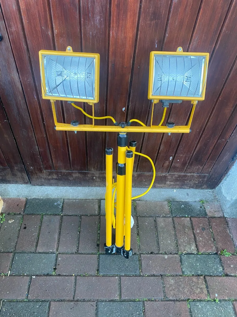 Site Lights Work Light on Stand 220V Plug In - Image 4