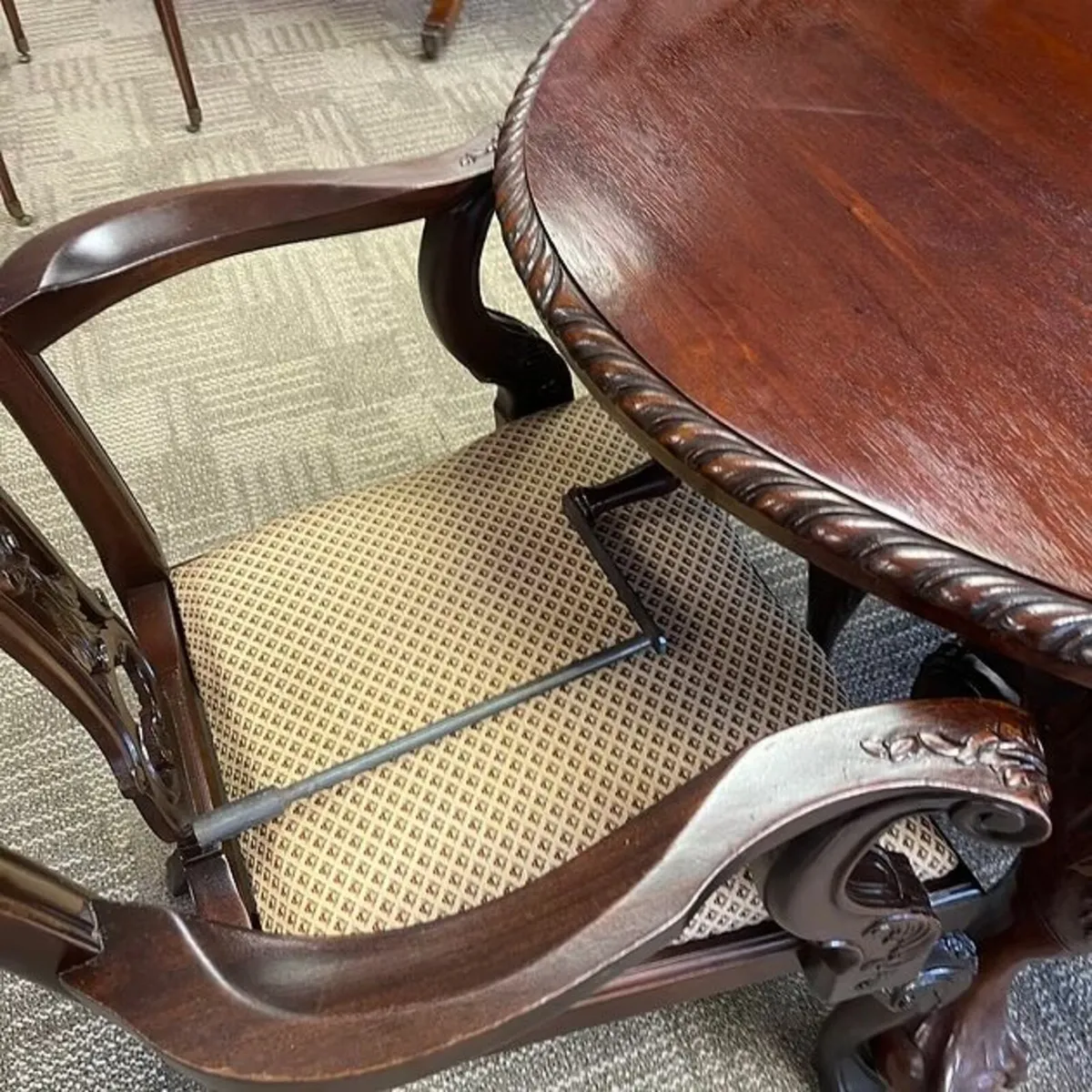 Fabulous oval shaped mahogany roped edge dining ta - Image 2