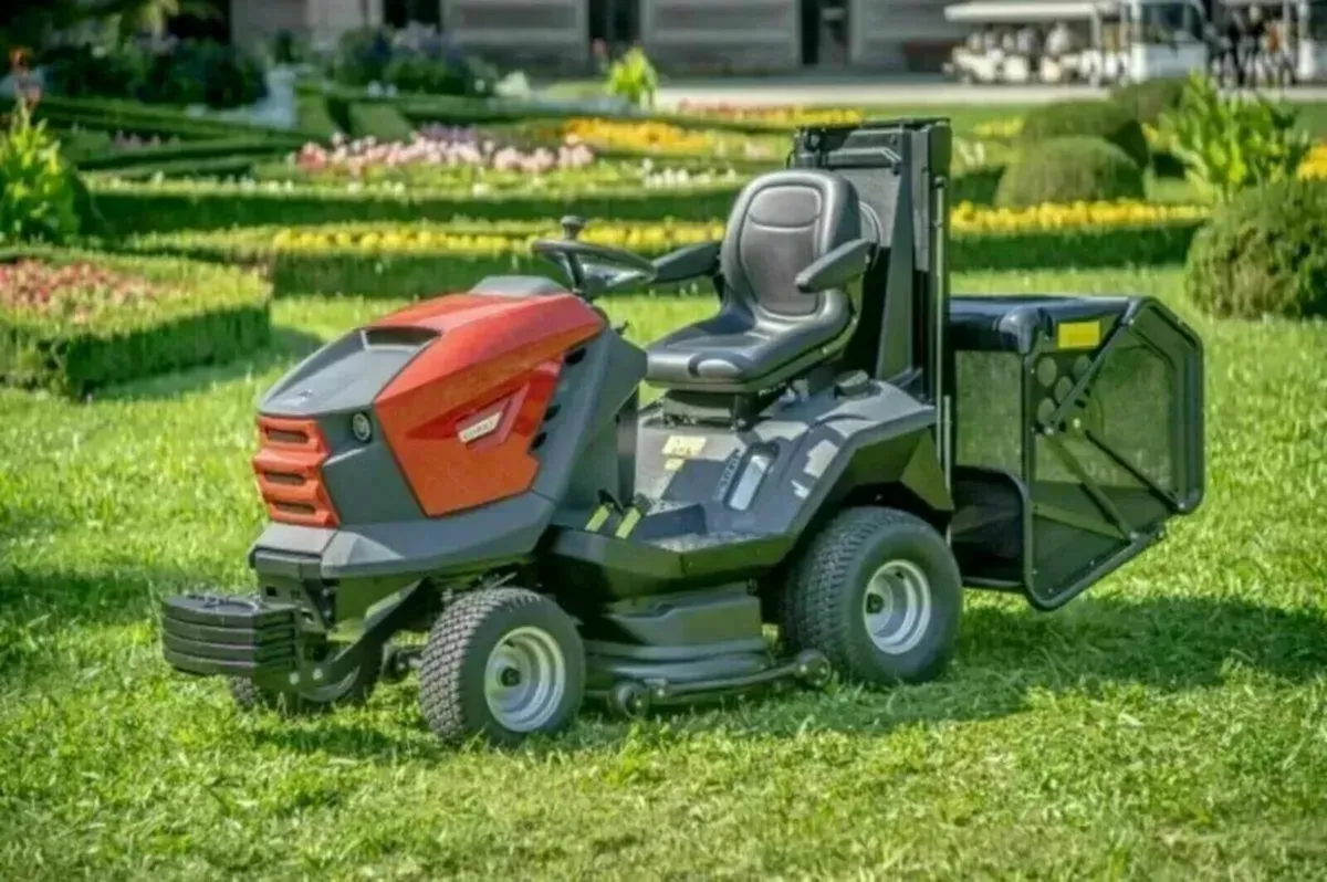 The Starjet UJ PRO High Tip Tractor Mower - Image 4