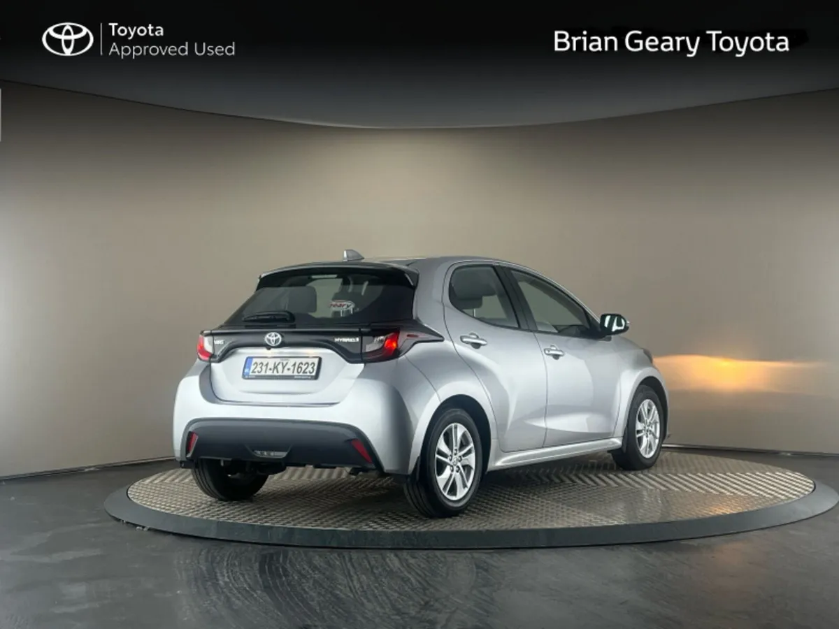 Toyota Yaris HYBRID LUNA - Image 2