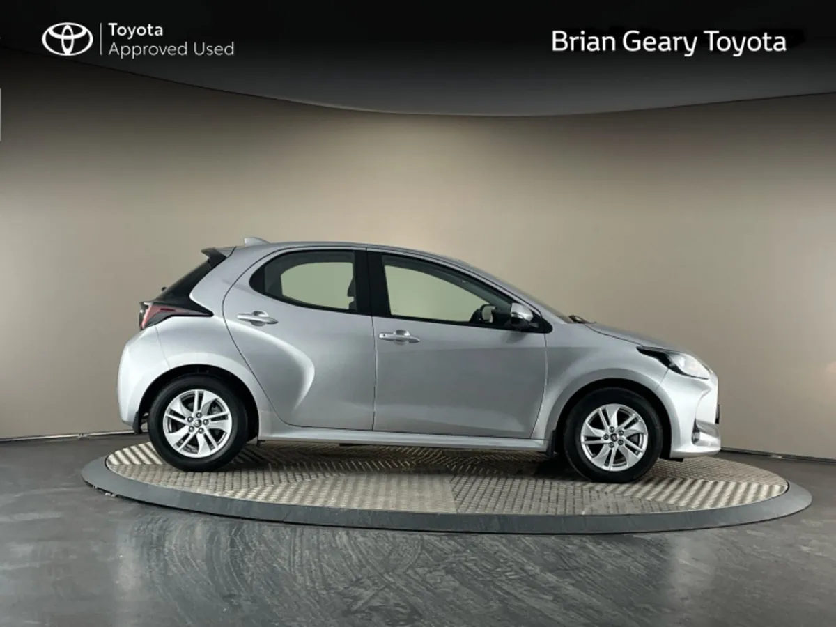 Toyota Yaris HYBRID LUNA - Image 3